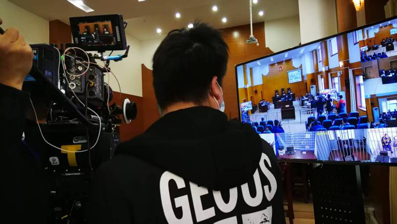 AI生成VS人工创意——水城县广告片拍摄公司的技术浪漫主义实践